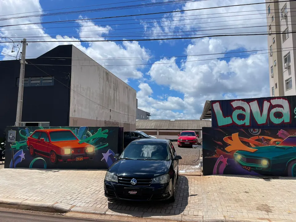 Fachada com murais coloridos da Paraná Lava Car, na Rua Paraná