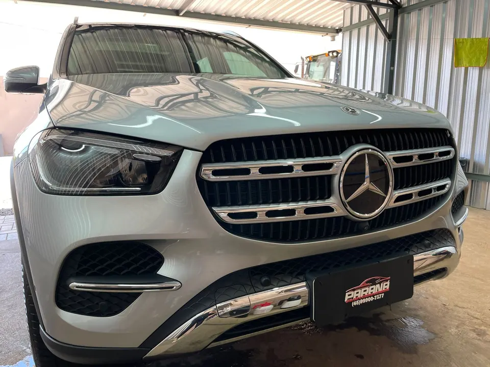 Frente de um Mercedes-Benz atendido na Paraná Lava Car, com os reflexos da pintura em destaque
