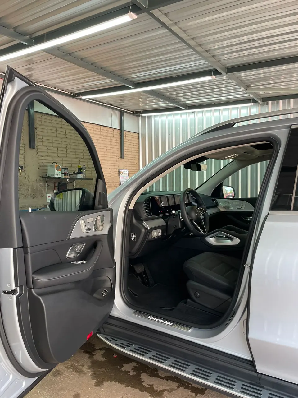Interior de Mercedes-Benz, fotografado na área de atendimento da Paraná Lava Car