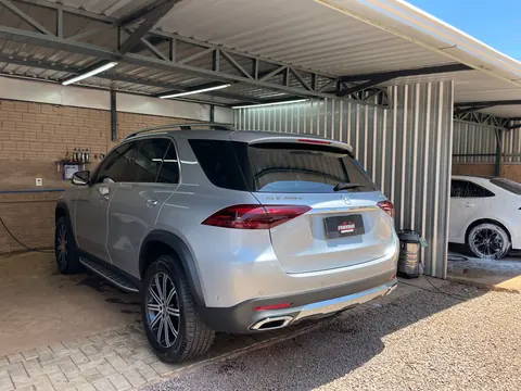 Mercedes-Benz prata na área de lavagem