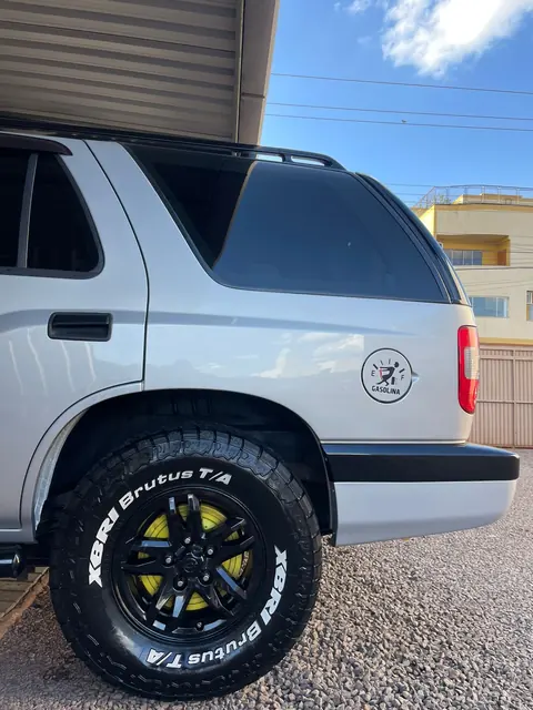 Rodas e lateral de um utilitário prata